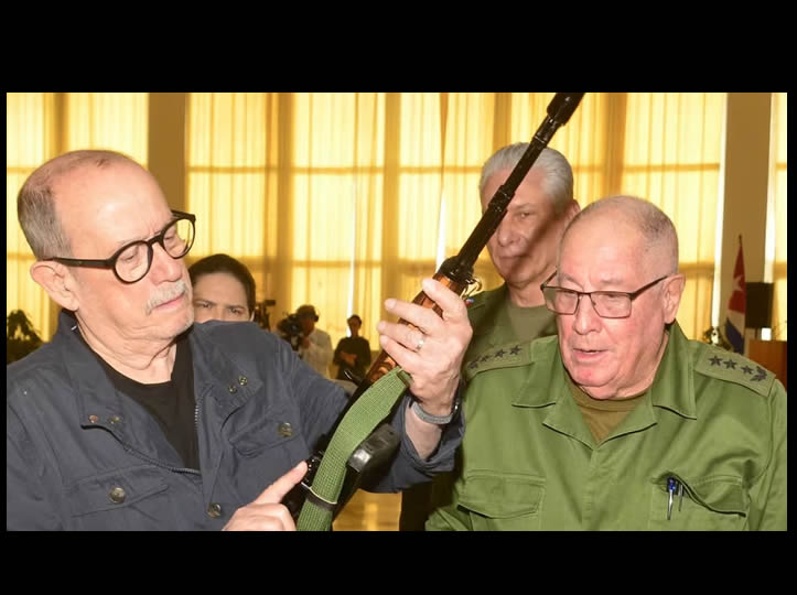 Silvio Rodríguez recibe el fusil AKM que pidió para defender a Cuba si “se lanza” Estados Unidos