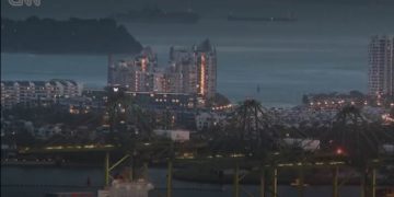 Buque de guerra de EE.UU., que se cree transporta más infantes de Marina hacia Medio Oriente, es rastreado frente a Singapur