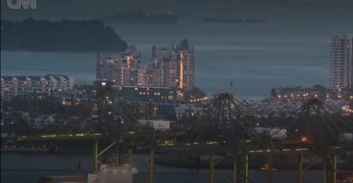 Buque de guerra de EE.UU., que se cree transporta más infantes de Marina hacia Medio Oriente, es rastreado frente a Singapur