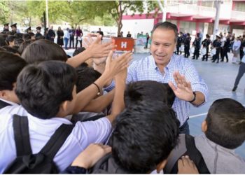 Reconoce Toño Astiazarán a estudiantes de la secundaria 9 que ganaron concurso de calaveras con material reciclado