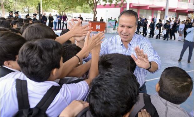 Reconoce Toño Astiazarán a estudiantes de la secundaria 9 que ganaron concurso de calaveras con material reciclado