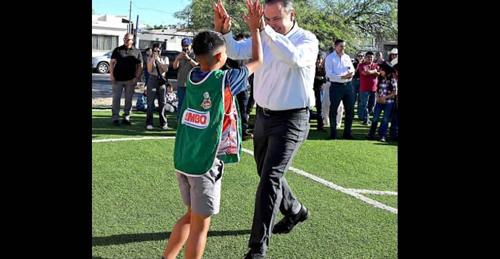 Hace equipo Toño Astiazarán con comunidad escolar para construir cancha de futbol