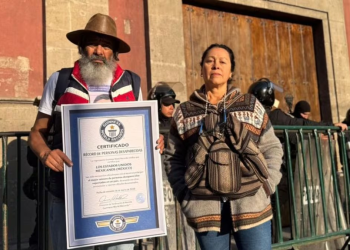Padres buscadores llevan récord Guinness a la mañanera