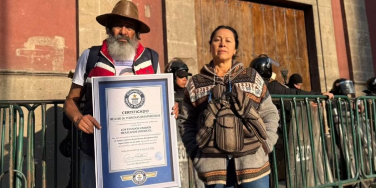 Padres buscadores llevan récord Guinness a la mañanera