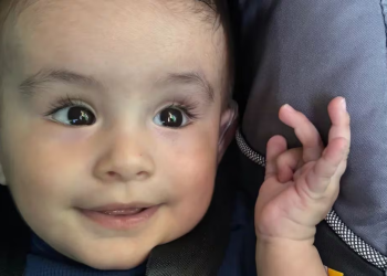 Luca, el pequeño que desafía al silencio; buscan apoyo para comprarle un implante y que pueda escuchar