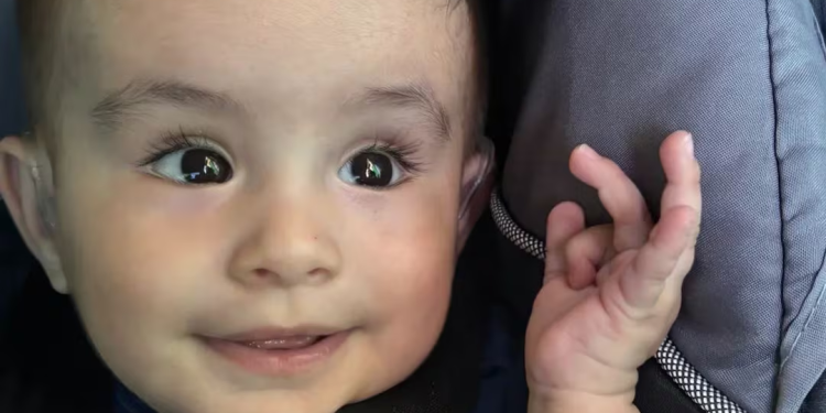 Luca, el pequeño que desafía al silencio; buscan apoyo para comprarle un implante y que pueda escuchar