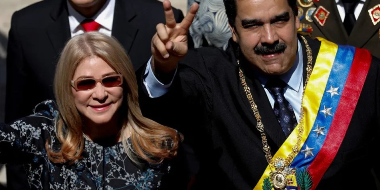 Juez de EU rechaza desestimar caso de Maduro por bloqueo de fondos para sufragar su defensa