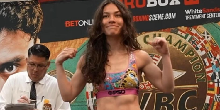 Isis Sio, boxeadora de 19 años, en coma inducido tras sufrir brutal nocaut