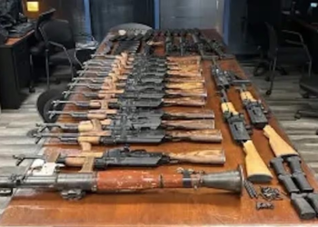 Aseguran arsenal con lanzacohetes que pretendía ser ingresado a México por garita de Nogales; detienen a una mujer