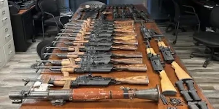 Aseguran arsenal con lanzacohetes que pretendía ser ingresado a México por garita de Nogales; detienen a una mujer