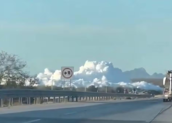 Cierran carretera Guaymas-Hermosillo por volcadura de pipa con amoniaco; reportan intoxicados