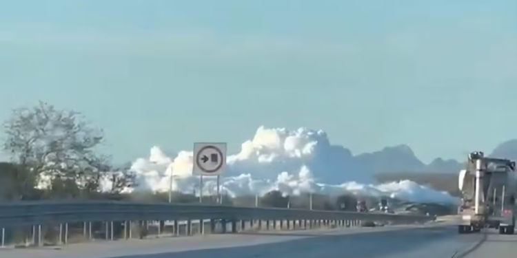 Cierran carretera Guaymas-Hermosillo por volcadura de pipa con amoniaco; reportan intoxicados