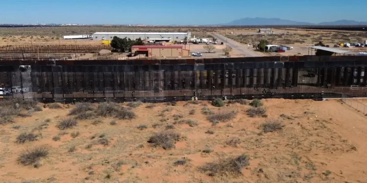 Demandan al Gobierno de Trump por ocultar plan de muro fronterizo en parque natural