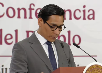 Infodemia ofrece disculpas en la mañanera tras polémica de mujer asoleándose en Palacio Nacional; coordinador reconoce error