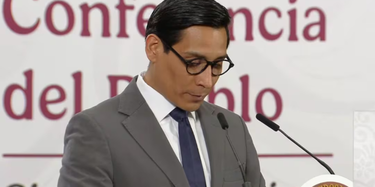 Infodemia ofrece disculpas en la mañanera tras polémica de mujer asoleándose en Palacio Nacional; coordinador reconoce error