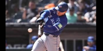 Con su familia en las gradas, el hermosillense Brandon Valenzuela debuta con hit en MLB