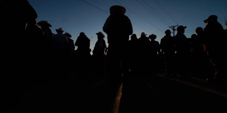 Agricultores bloquean la única carretera que une a Baja California con Sonora