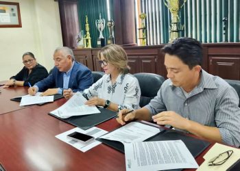 Cananea firma convenio con la UTH para implementar energía solar en sistema de agua