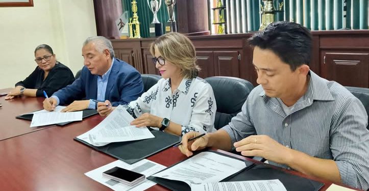 Cananea firma convenio con la UTH para implementar energía solar en sistema de agua