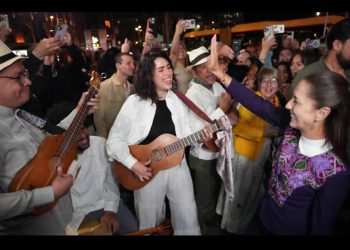 Reciben a Sheinbaum con son jarocho en Barcelona