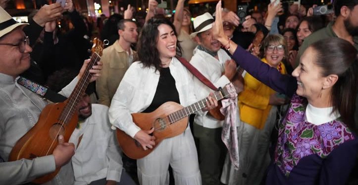 Reciben a Sheinbaum con son jarocho en Barcelona