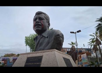 Vandalizan con pintura roja monumento de LDC en Nogales