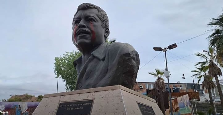 Vandalizan con pintura roja monumento de LDC en Nogales