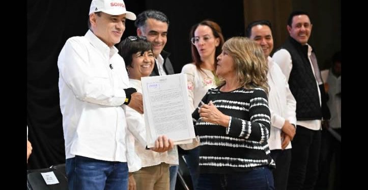Entregan 1500 escrituras y anuncian construcción de canchas en Agua Prieta