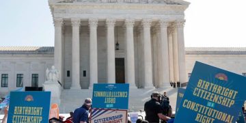 La Corte Suprema de Estados Unidos evalúa eliminar la ciudadanía por nacimiento: qué podría pasar con los hijos de mexicanos