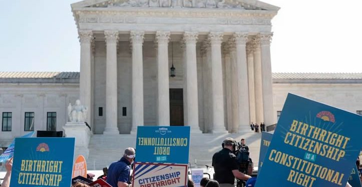 La Corte Suprema de Estados Unidos evalúa eliminar la ciudadanía por nacimiento: qué podría pasar con los hijos de mexicanos