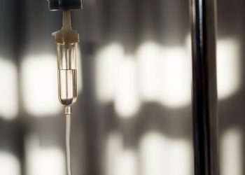 Amparan a médico investigado por muertes ligadas a sueros vitaminados en Sonora