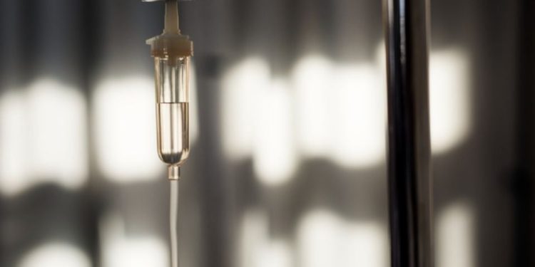 Amparan a médico investigado por muertes ligadas a sueros vitaminados en Sonora