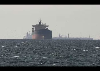 Irán niega bloqueo estadounidense en Ormuz; advierte a buques militares que no se acerquen