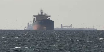 Irán niega bloqueo estadounidense en Ormuz; advierte a buques militares que no se acerquen