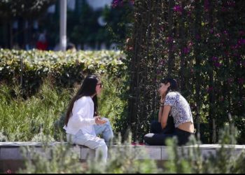 Jóvenes en México, más estudios, sin hijos y mayor permanencia en el hogar: Inegi