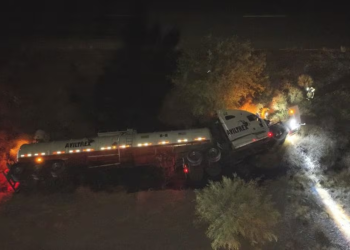 Vuelca pipa con combustóleo en carretera federal de Sonora; suman tres accidentes con materiales peligrosos en dicha vía