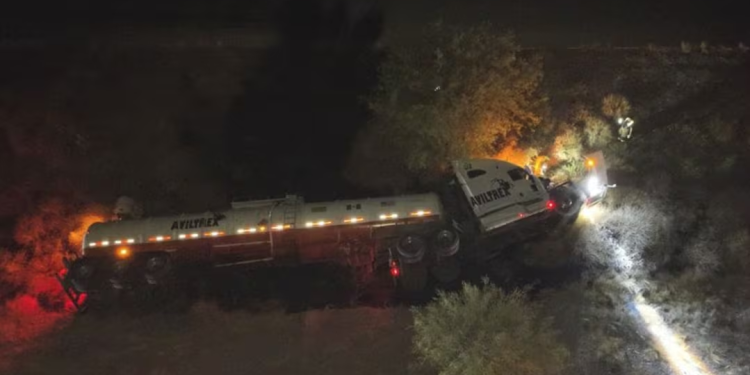 Vuelca pipa con combustóleo en carretera federal de Sonora; suman tres accidentes con materiales peligrosos en dicha vía