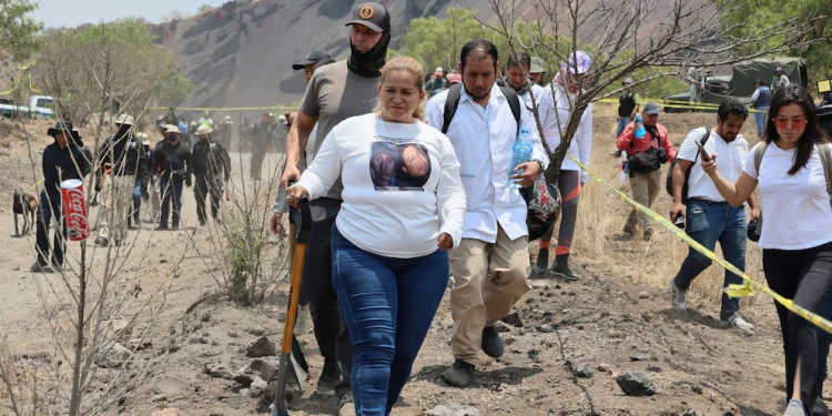 Ceci Flores anuncia nuevos hallazgos de restos humanos en el sitio donde localizó a su hijo en Sonora: “La carretera de la muerte”