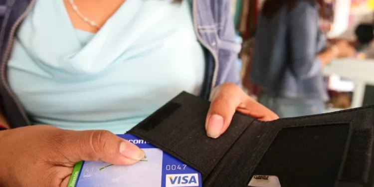 “No traigo cash”: billetes y monedas pierden protagonismo entre la digitalización del dinero