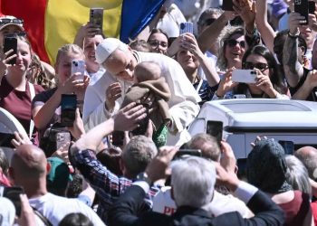 León XIV arremete en su mensaje de Pascua contra quienes “tienen el poder de desatar guerras”