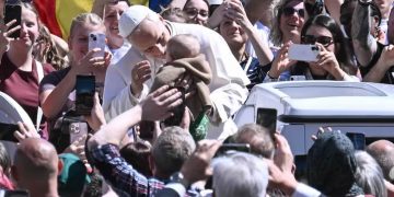 León XIV arremete en su mensaje de Pascua contra quienes “tienen el poder de desatar guerras”