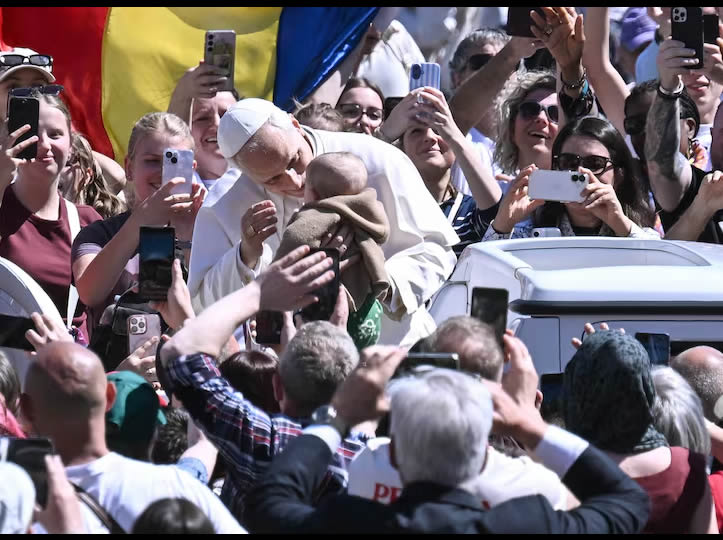 León XIV arremete en su mensaje de Pascua contra quienes “tienen el poder de desatar guerras”