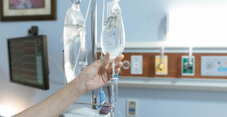 Fiscalía de Sonora refuerza coordinación por muertes ligadas a sueros; médico continúa prófugo