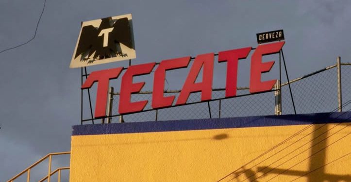 Cervecera Tecate lanza plan para contratar a mexicanos repatriados de EE.UU.