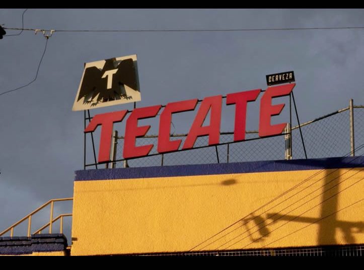 Cervecera Tecate lanza plan para contratar a mexicanos repatriados de EE.UU.
