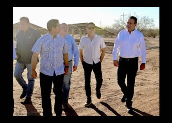 Supervisa Toño Astiazaran operación de 3 mil paneles solares para eficientar suministro de agua en los hogares