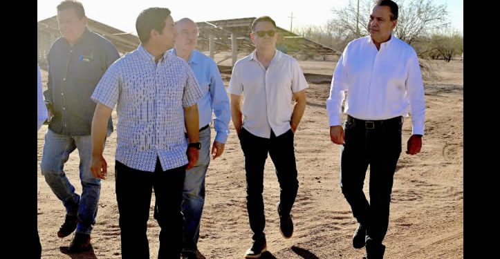 Supervisa Toño Astiazaran operación de 3 mil paneles solares para eficientar suministro de agua en los hogares