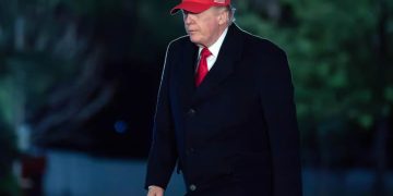 Trump ataca al Papa y dice que “debería dejar de complacer a la izquierda radical”