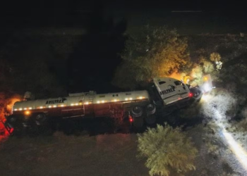 Vuelca pipa robada que transportaba petrolífero tras persecución en carretera federal de Sonora; conductor intentó huir