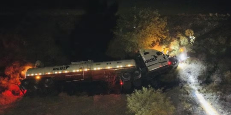 Vuelca pipa robada que transportaba petrolífero tras persecución en carretera federal de Sonora; conductor intentó huir